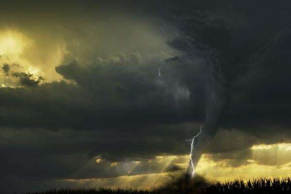 Ratusan Rumah Warga di Gowa Porak-poranda Diterjang Angin Puting Beliung Ratusan Rumah Warga di Gowa Porak-poranda Diterjang Angin Puting Beliung