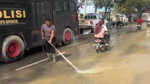Polisi Bersihkan Jalan Protokol Aceh Tamiang Pascabanjir, Kurangi Debu Jaga Kesehatan Warga