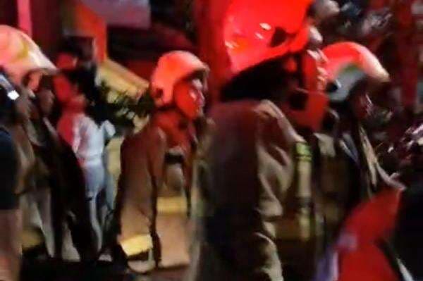 2 Anggota Damkar Tertimpa Reruntuhan saat Jinakkan si Jago Merah di Senen