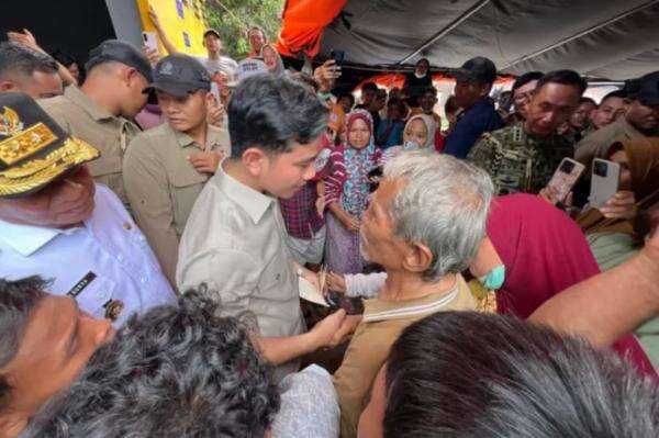 Momen Wapres Gibran Temui Pengungsi di Tapsel, Bawa Buku Saku dan Catat Keluhan Warga