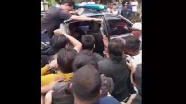 Sadis! Pria di Situbondo Bacok Istri sedang Hamil dan Aniaya Sejumlah Tetangga