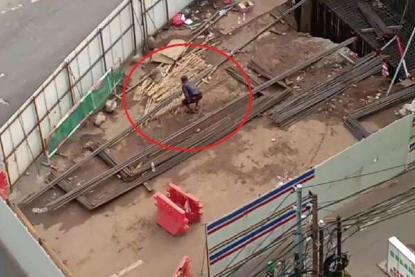 Viral Pria Curi Besi Proyek LRT Velodrome-Manggarai, Beraksi di Siang Hari