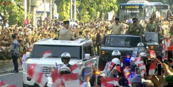 Naik Maung Garuda, Prabowo Sapa Masyarakat yang Padati Jalan Medan Merdeka