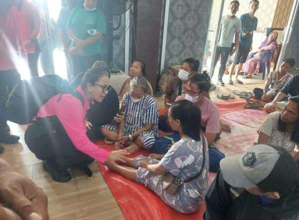 Momen Istri Kapolri Hibur Anak-Anak Korban Banjir di Sumut