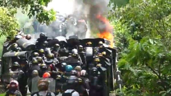 Menegangkan! Eksekusi Rumah Adat di Tana Toraja Diwarnai Lemparan Batu dan Gas Air Mata