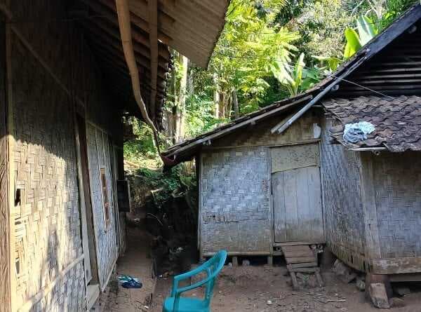 Seorang Guru Ngaji di Desa Kerta Tinggal di Rumah Tak Layak Huni, Butuh Perhatian Pemerintah