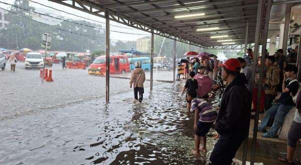 Hujan Deras, Area Stasiun Depok Baru Banjir