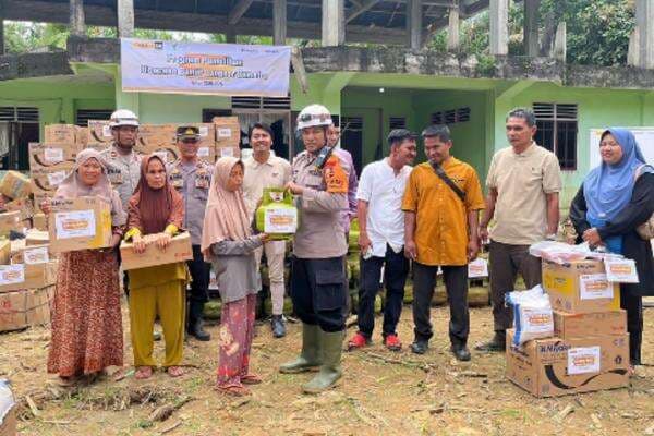 Tim SAR Brimob BKO Polda Sumbar Salurkan Bantuan bagi Korban Banjir di Agam