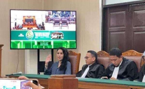 Nikita Mirzani Tampil Trendi di Sidang Lanjutan Kasus Pemerasan dan TPPU