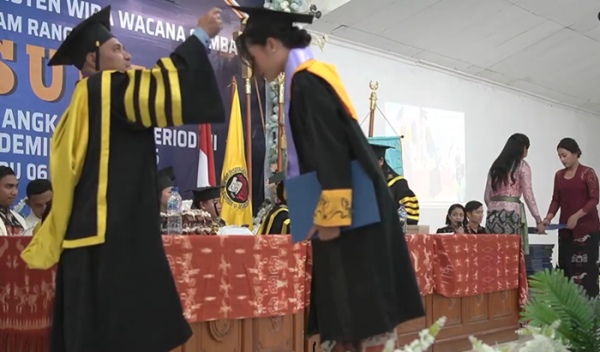 Wisuda Unkriswina Sumba: Momentum Haru dan Kerasnya Asa untuk Pandai Cermati dan Manfaatkan Peluang