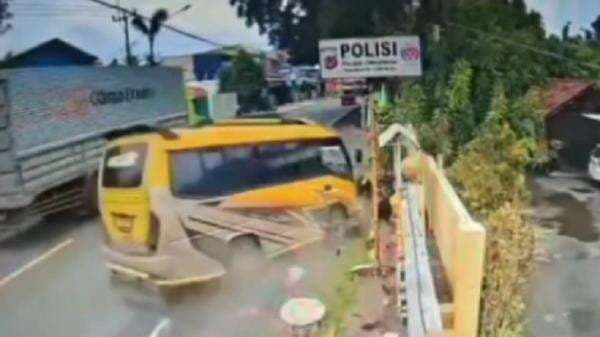 Kronologi Kecelakaan Maut Elf Tabrak Motor di Cirebon Tewaskan Kakek dan 2 Cucu