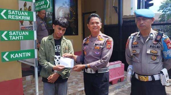 Acungkan Jari Tengah ke Polisi, Anak Purnawirawan Polri di Maros Ditilang dan Motor Disita