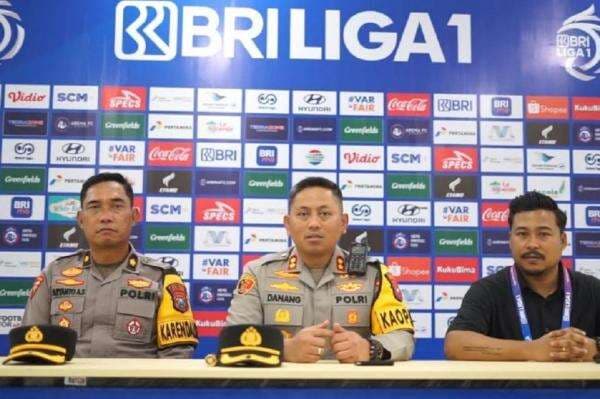 Polisi Periksa 4 Orang Buntut Pelemparan Batu ke Bus Persik di Stadion Kanjuruhan Malang Polisi Periksa 4 Orang Buntut Pelemparan Batu ke Bus Persik di Stadion Kanjuruhan Malang