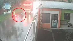 Kecelakaan Tragis di Mojokerto Terekam CCTV, Pemotor Tewas Kepala Terbentur Truk