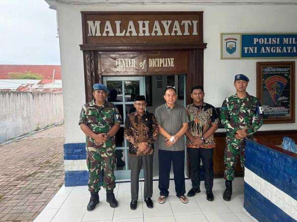 Tersangka Pembunuhan Sales Mobil Menangis saat Dijumpai oleh Haji Uma