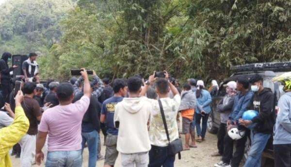 Tuntut Hak Lahan, Warga Blokade Jalan Perusahaan PT MDA di Luwu