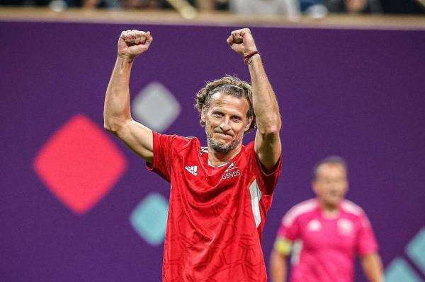 Mantan Striker MU Diego Forlan Dilarikan ke Rumah Sakit usai Insiden Horor di Pertandingan