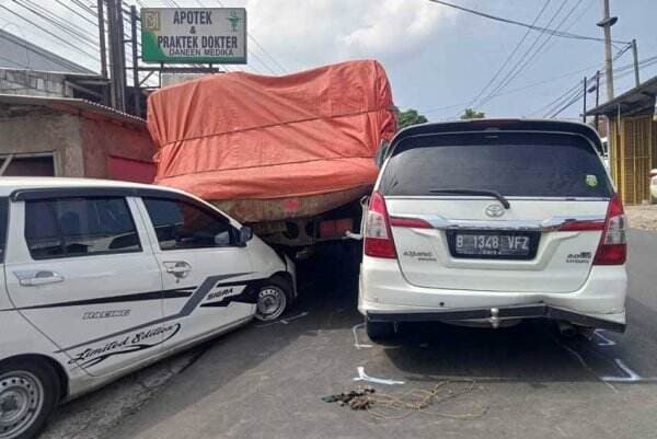 2 Minibus Ringsek Terseret Truk Tronton yang Gagal Nanjak di Cikukulu Sukabumi