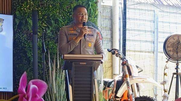 Momen Haru di Polres Gowa, Mata Kapolres "MAS" Berkaca-Kaca Saat Sertijab Tiga Kasat Momen Haru di Polres Gowa, Mata Kapolres "MAS" Berkaca-Kaca Saat Sertijab Tiga Kasat