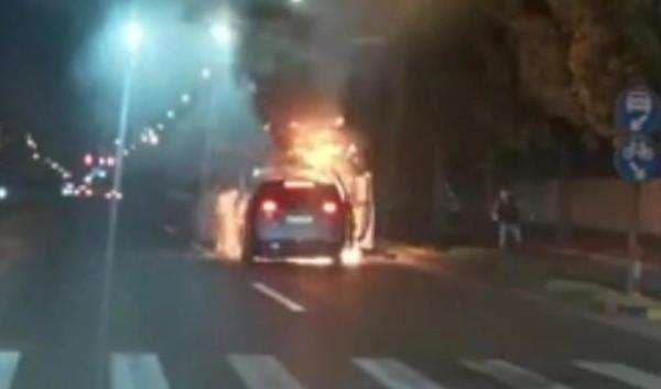 Mengerikan, Mobil Listrik Ini Tiba-tiba Terbakar saat Dikendarai