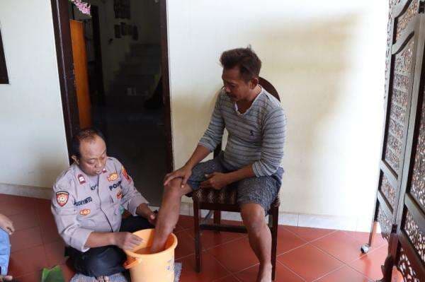 Polisi Pati Aiptu Pudiyanto Ahli Pengobatan Gigitan Ular, Ratusan Korban Tertolong