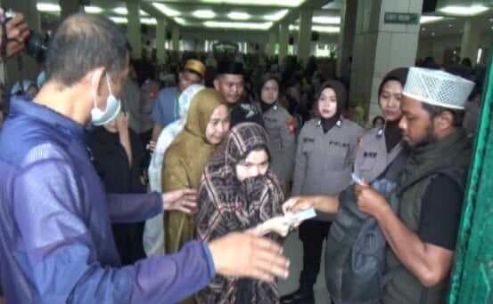 Berburu Pembagian Zakat, Emak-emak Rela Datang Sejak Subuh di Masjid Raya Makassar