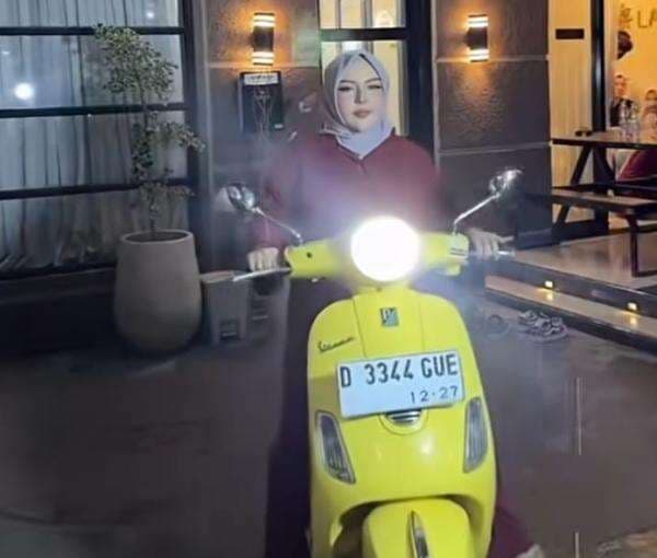 Intip Spesifikasi dan Harga Vespa Kuning Aura Kasih dan Lisa Mariana Intip Spesifikasi dan Harga Vespa Kuning Aura Kasih dan Lisa Mariana