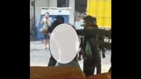 Viral! Sopir Truk dan Pegawai Bank Plecit Adu Jotos di Gunungkidul