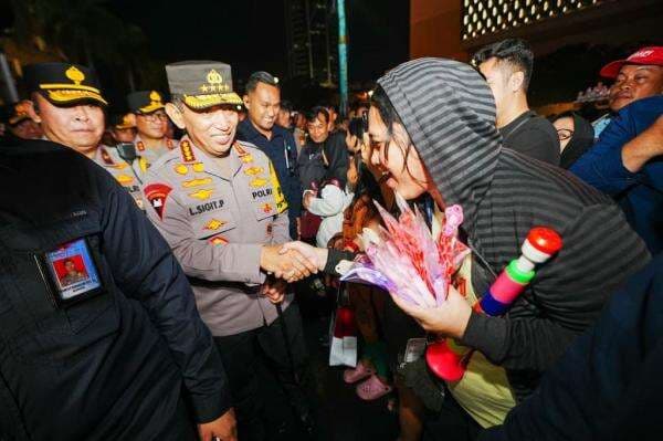 Potret Kapolri Turun Langsung ke Bundaran HI saat Malam Tahun Baru, Sapa Masyarakat