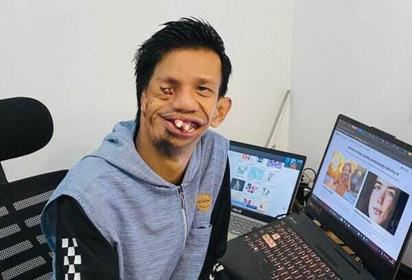 Merangkai Harapan Lewat Desain: Kisah Rahmatulloh, Pemuda Daksa dari Kediri