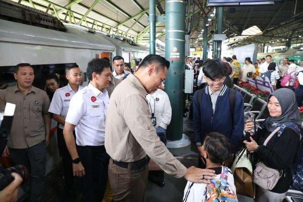 Tinjau Stasiun Gambir Jelang Libur Nataru, Ini Pesan AHY