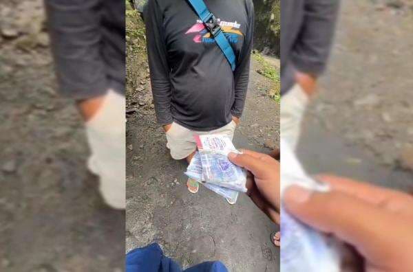 Viral Video Dugaan Aksi Pungli di Wisata Tumpak Sewu, Bayar Tiket Masuk Hingga 3 Kali Viral Video Dugaan Aksi Pungli di Wisata Tumpak Sewu, Bayar Tiket Masuk Hingga 3 Kali