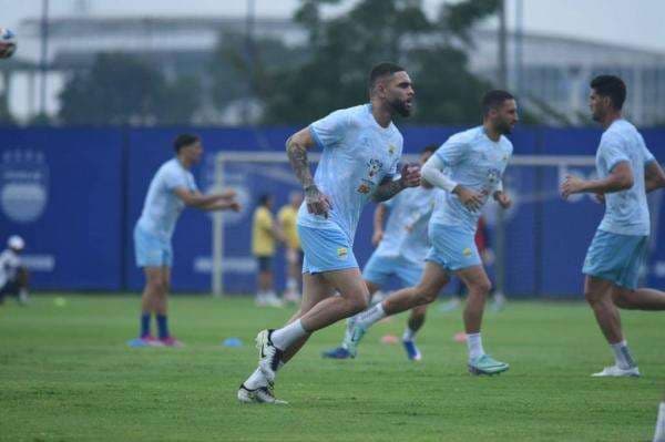 Layvin Kurzawa Latihan Perdana bersama Persib, Absen Lawan Persis Solo