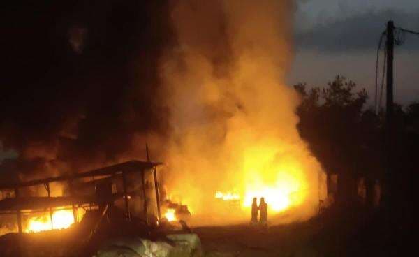 Gudang Penggilingan Plastik di Jombang Terbakar 4 Jam, Tiga Bangunan Ludes Kerugian Rp500 Juta