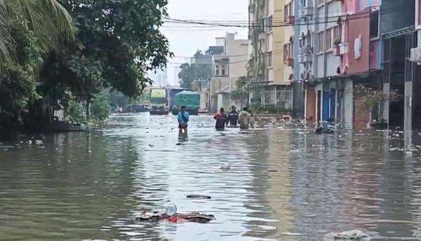 Dikepung Banjir, Pertokoan dan Gudang di Cengkareng Jakbar Tutup
