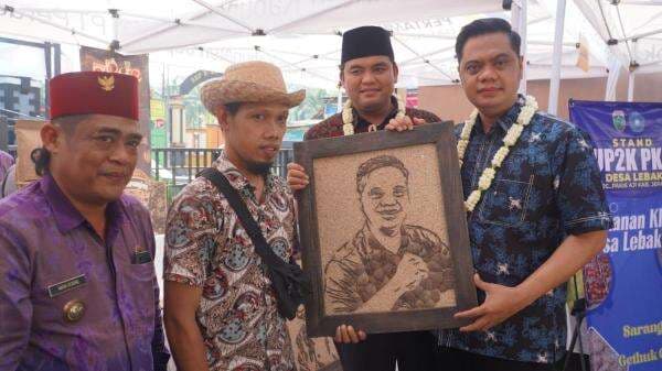 Lukisan Limbah Batok Kelapa Asal Lebak Jepara Tembus Hingga Mancanegara, Diapresiasi Bupati Witiarso