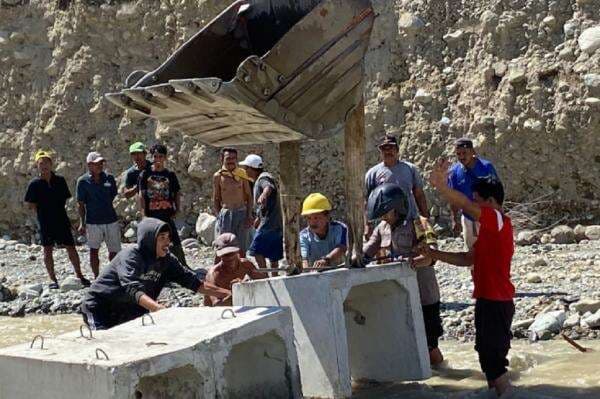 Tangani Banjir Donggala, Polri dan TNI Buka Akses Jalan hingga Bantu Bersihkan Rumah Warga