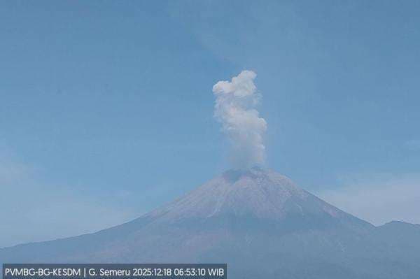 Gunung Semeru Erupsi Hari Ini, Muntahkan Kolom Abu Setinggi 800 Meter