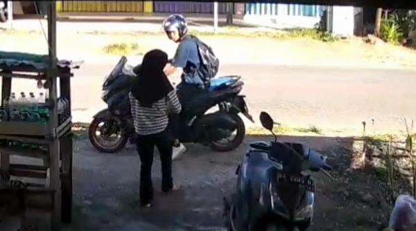 Di Simpang Akhirat Pengendara Motor Nekat Pamer Alat Kelamin ke Penjaga Wanita Kios Bensin Eceran