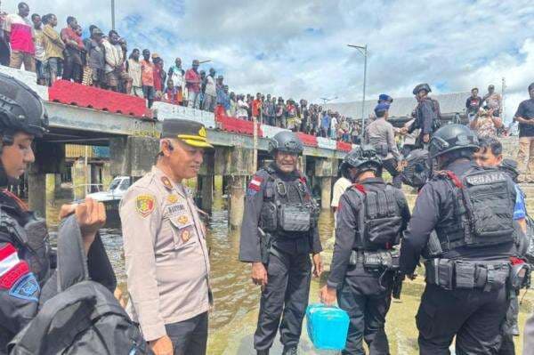 2 Peleton Brimob Polda Papua Dikerahkan ke Asmat usai Insiden Penembakan Warga Sipil 2 Peleton Brimob Polda Papua Dikerahkan ke Asmat usai Insiden Penembakan Warga Sipil