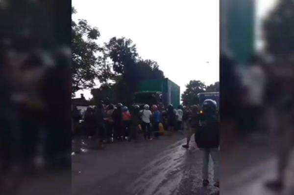 Kecelakaan Beruntun Truk Tronton Tabrak 4 Kendaraan di Lampu Merah Makassar, 1 Orang Tewas