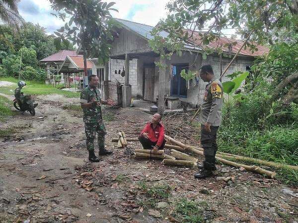 Pererat Hubungan dengan Warga, Babinsa dan Bhabinkamtibmas Sambangi Wilayah Binaan di Palangka Raya