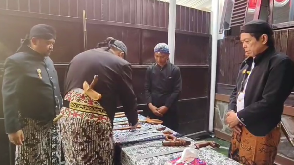 Bulan Sura: Tradisi Jamasan Pusaka Kabupaten Pemalang, Bupati Anom Mandikan Kereta Kencana
