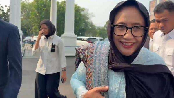 Berkebaya Biru, Nanik S Deyang Tiba di Istana Jelang Dilantik Jadi Kepala BGN