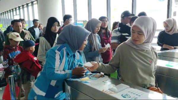 Antrean di Merak : Pejalan Kaki dan Kendaraan Padati Pelabuhan Antrean di Merak : Pejalan Kaki dan Kendaraan Padati Pelabuhan