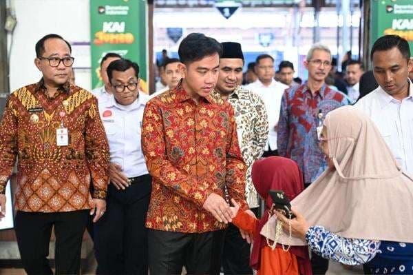 Gibran Tinjau Arus Mudik Natal di Stasiun Semarang Tawang, Pastikan Kelancaran Layanan Penumpang
