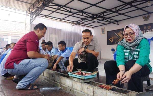 Nyate Bareng di Lapas Mojokerto, Warga Binaan Rayakan Idul Adha dengan Penuh Kebersamaan Nyate Bareng di Lapas Mojokerto, Warga Binaan Rayakan Idul Adha dengan Penuh Kebersamaan