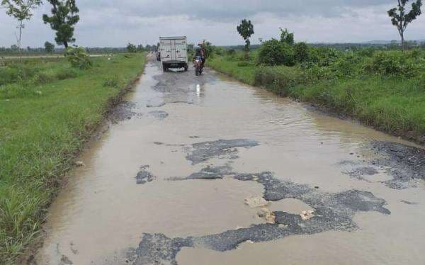 Warga Keluhkan Jalan Rusak, Bupati Lamongan Janji Realisasi Program Jamula Mulai Juni 2025
