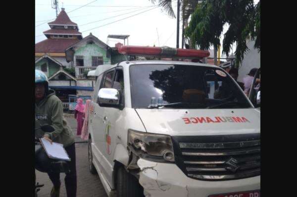 Kecelakaan di Bondowoso, Ambulans Bawa Pasien Tabrakan dengan Mobil Ayla