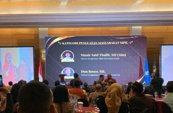 Gelar Sapa Alumni, FH Universitas Brawijaya Beri Penghargaan ke Aktivis HAM Munir